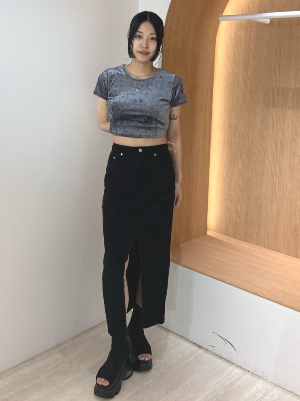 ブラック系のサンダル、ブラック系のデニムスカート、ブルー系のTシャツ/カットソーを着用したレディースの夏コーディネートの1枚目の写真