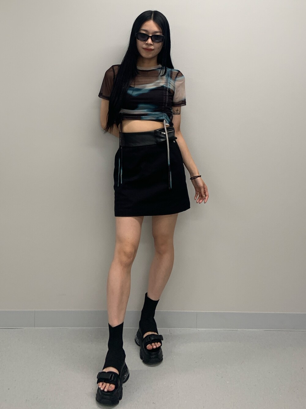 その他のTシャツ/カットソー、ブラック系のスカート、ブラック系のサンダルを着用したレディースの春コーディネートの1枚目の写真