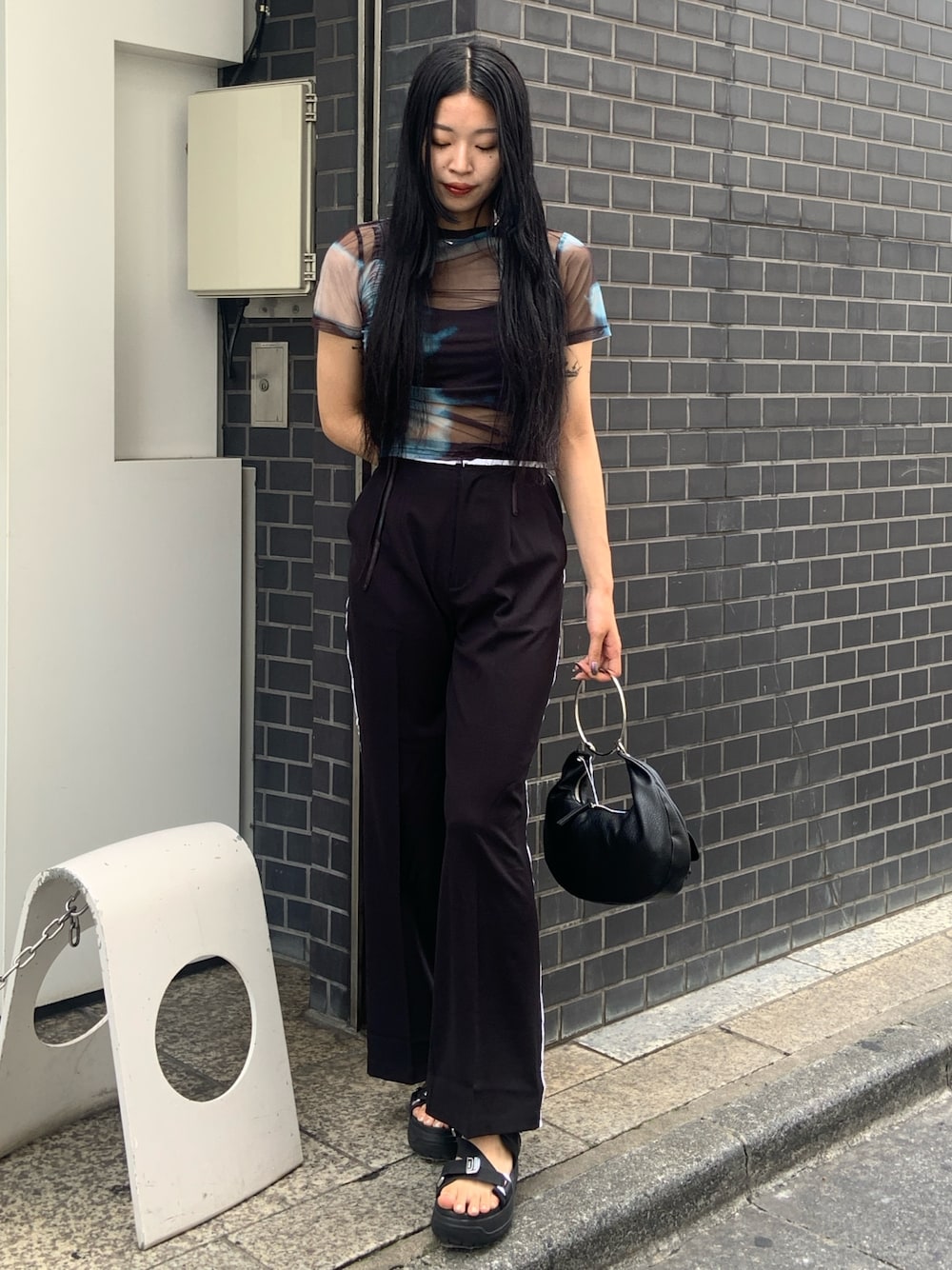 その他のTシャツ/カットソー、ブラック系のその他パンツ、ブラック系のサンダルを着用したレディースの夏コーディネートの1枚目の写真