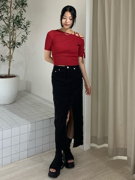 「アイテム（デニムスカート）」を使った、成田すみれさん（レディース・171cm）の夏コーディネート