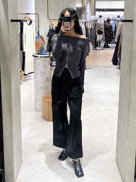 「MURUA（ムルーア）のオフショルダーケーブルニット（ニット/セーター、グレー系）」を使った、成田すみれさん（レディース・171cm）の春コーディネート