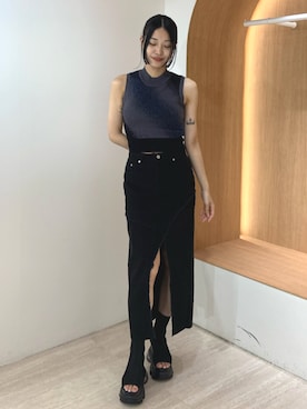 「アイテム（デニムスカート）」を使った、成田すみれさん（レディース・171cm）の夏コーディネート