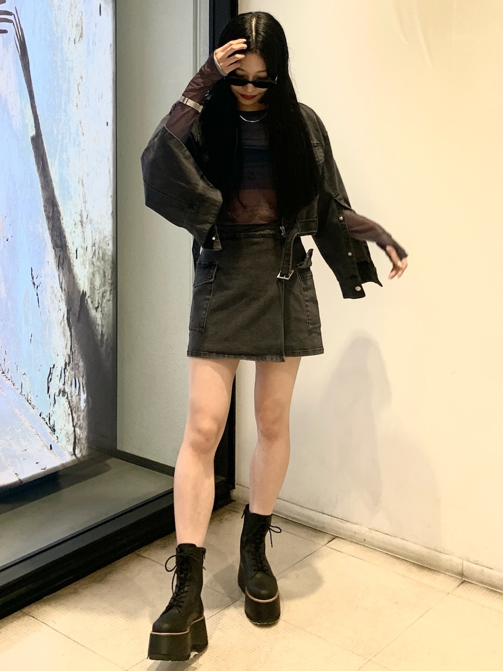 ブラック系のデニムジャケット、ブルー系のTシャツ/カットソー、ブラック系のスカートを着用したレディースの秋コーディネートの1枚目の写真