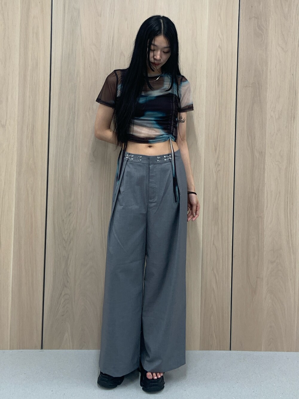 その他のTシャツ/カットソー、グレー系のその他パンツ、ブラック系のサンダルを着用したレディースの春コーディネートの1枚目の写真