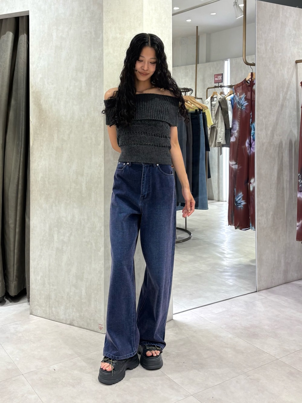 グレー系のニット/セーター、パープル系のデニムパンツ、ブラック系のサンダルを着用したレディースの夏コーディネートの1枚目の写真