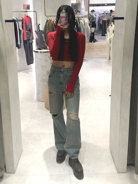 「MURUA（ムルーア）のアイテム（デニムパンツ）」を使った、成田すみれさん（レディース・171cm）の秋コーディネート