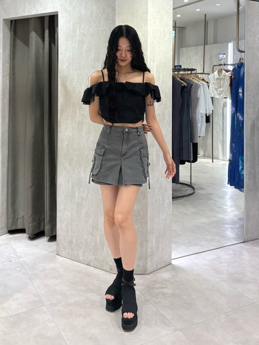 ブラック系のシャツ/ブラウス、グレー系のその他パンツ、ブラック系のブーツを着用したレディースの夏コーディネートの1枚目の写真