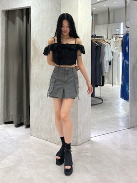 「MURUA（ムルーア）のストラップオフショルダーブラウス　夏服（衬衫、ブラック系）」を使った、成田すみれさん（レディース・171cm）の夏コーディネート