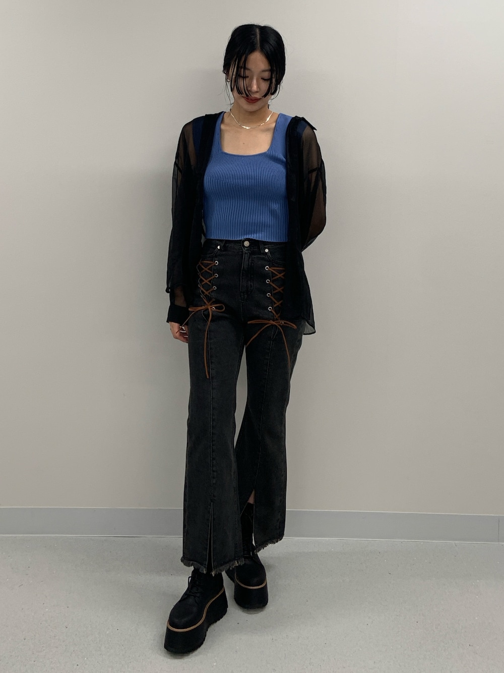 ブラック系のシャツ/ブラウス、ブルー系のタンクトップ、ブラック系のデニムパンツを着用したレディースの夏コーディネートの1枚目の写真
