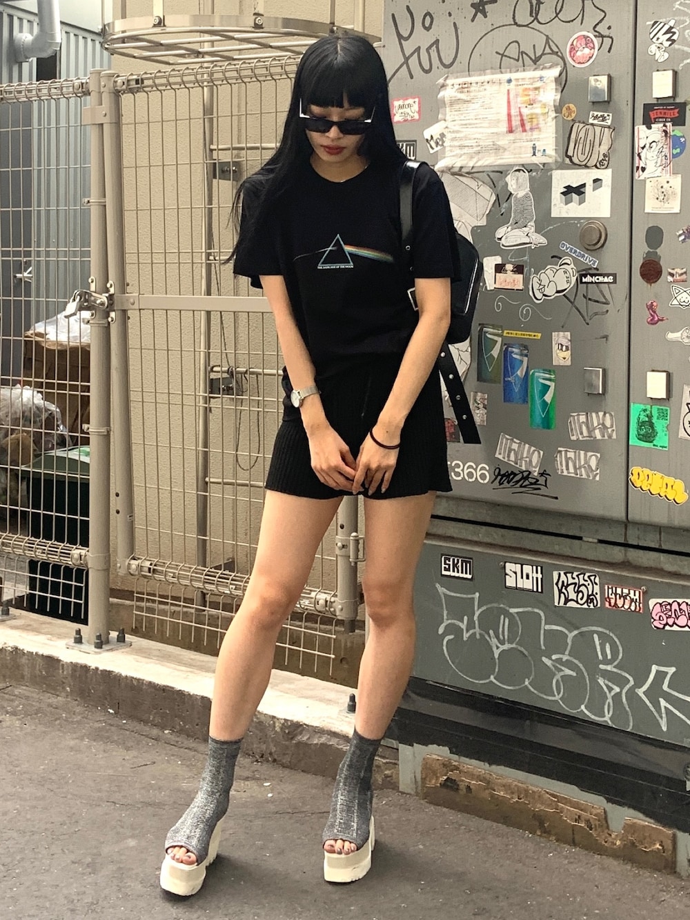 ブラック系のショルダーバッグ、ブラック系のTシャツ/カットソー、ブラック系のその他パンツを着用したレディースの夏コーディネートの1枚目の写真