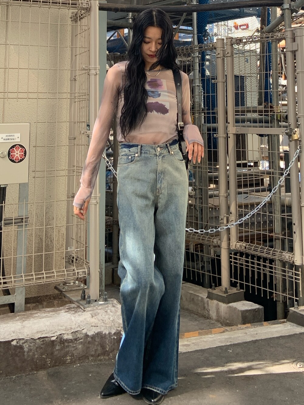 グレー系のTシャツ/カットソー、ブラック系のハンドバッグ、ブルー系のデニムパンツを着用したレディースの春コーディネートの1枚目の写真