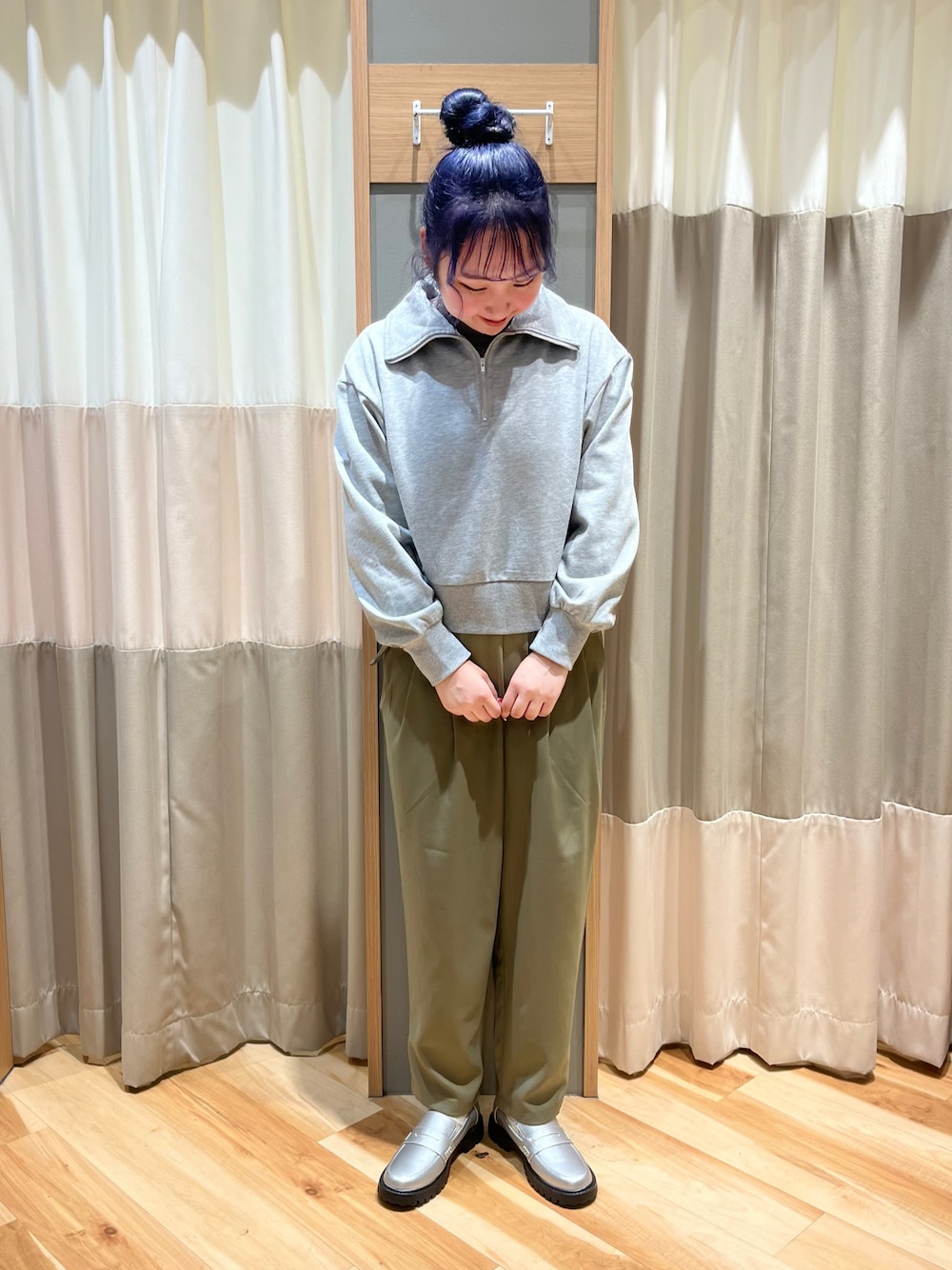 グレー系のTシャツ/カットソー、グレー系のTシャツ/カットソー、グリーン系のパンツを着用したレディースの秋コーディネートの1枚目の写真