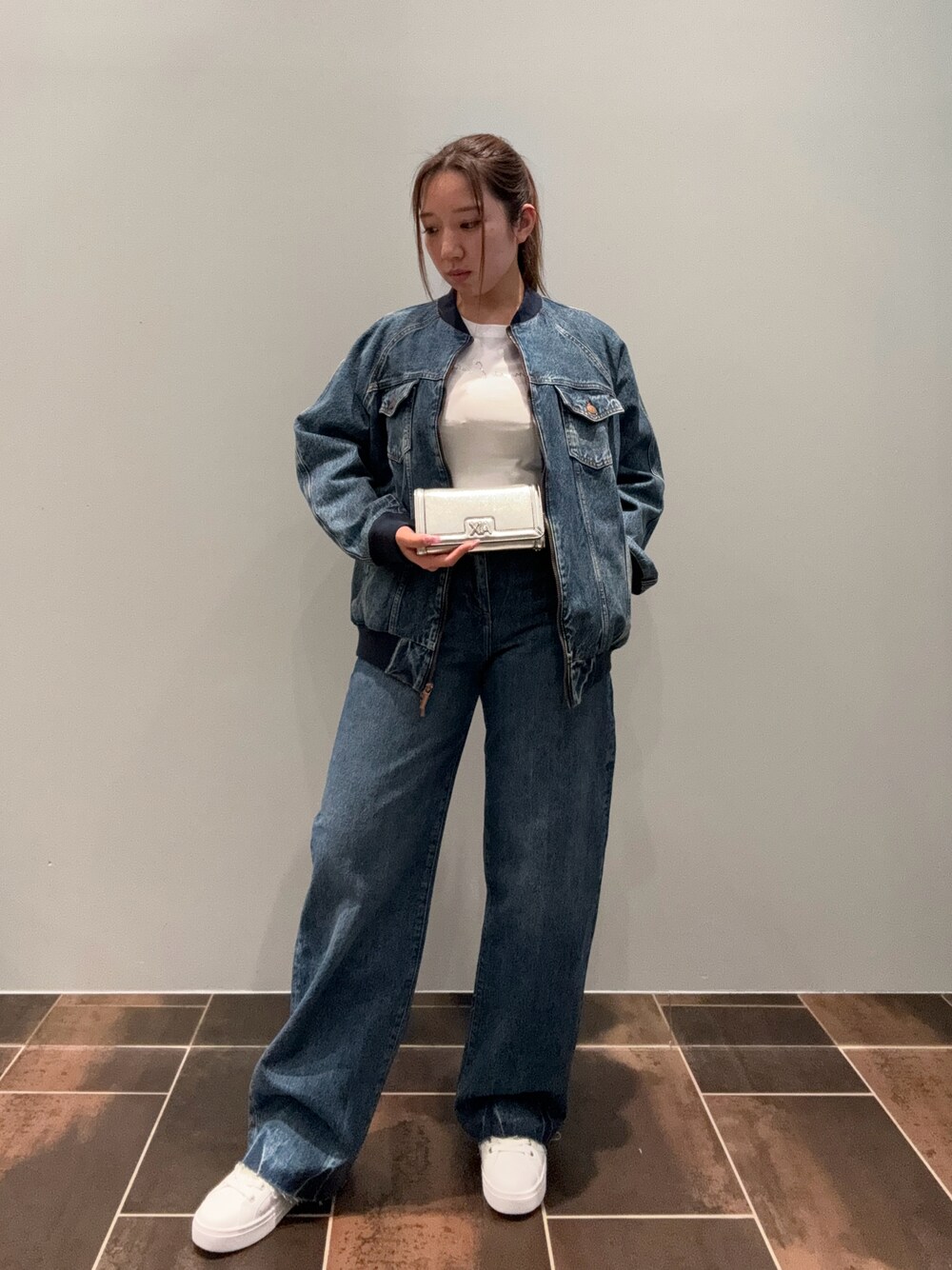 「ARMANIEXCHANGE、AXchanger、AXchange、アルマーニエクスチェンジ、ootd、デニム、デニムオンデニム、春」｜「ARMANI EXCHANGEの【A|X アルマーニ エクスチェンジ】ミディアムブルー　デニムパンツ_J38 RELAXED（デニムパンツ、ブルー系）」を使った、hnchaさん（レディース・160cm）の春コーディネートの1枚目の写真