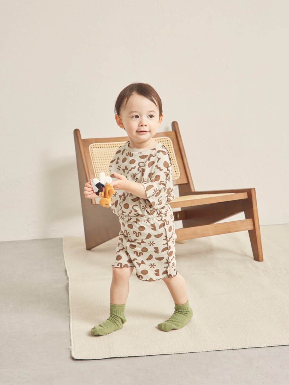 「ペアマノン、pairmanon、プチプラ、夏コーデ、Tシャツ、ハーフパンツ、セットアップ、おそろいコーデ、キッズコーデ、キッズファッション」｜「pairmanonのオリジナル総柄プリント 配色メローパンツ（レギンス/スパッツ、ブラウン系）」を使った、pairmanonさん（キッズ・90cm）の夏コーディネートの1枚目の写真