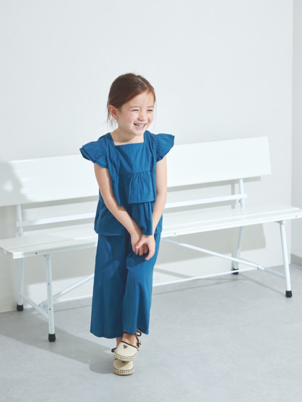 「ペアマノン、pairmanon、休日スタイル、セットアップ、お出かけコーデ、プチプラ、春夏コーデ、キッズコーデ、カジュアルコーデ、きれいめカジュアル、フリル、ティアード、韓国子供服、シンプルコーデ」｜「pairmanonのティアードフリル ガールズセットアップ（セットアップ、ブルー系）」を使った、pairmanonさん（キッズ・120cm）の春コーディネートの1枚目の写真