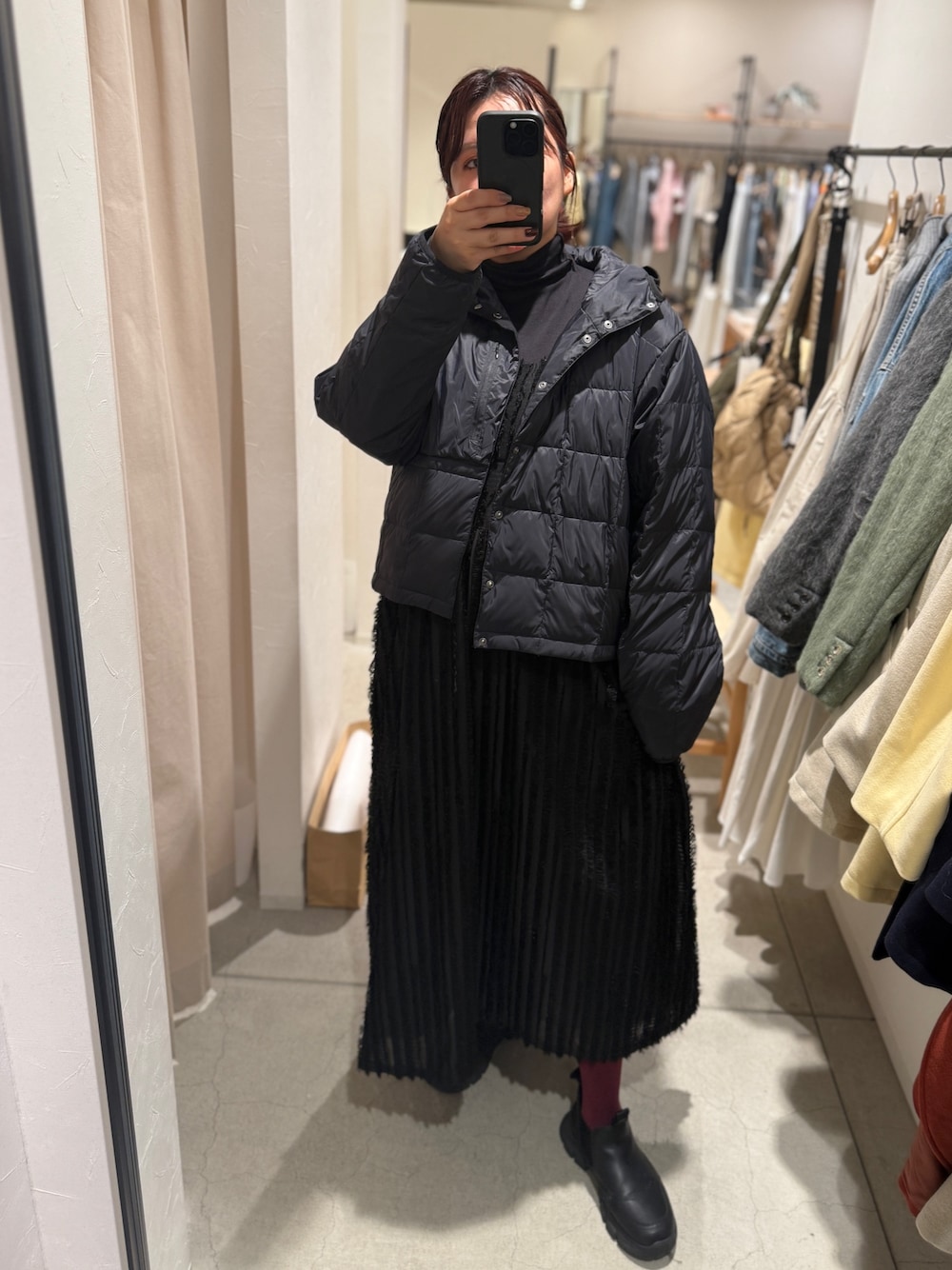 ブラック系のブルゾン、ブラック系のワンピース、ブラック系のTシャツ/カットソーを着用したレディースの秋コーディネートの1枚目の写真