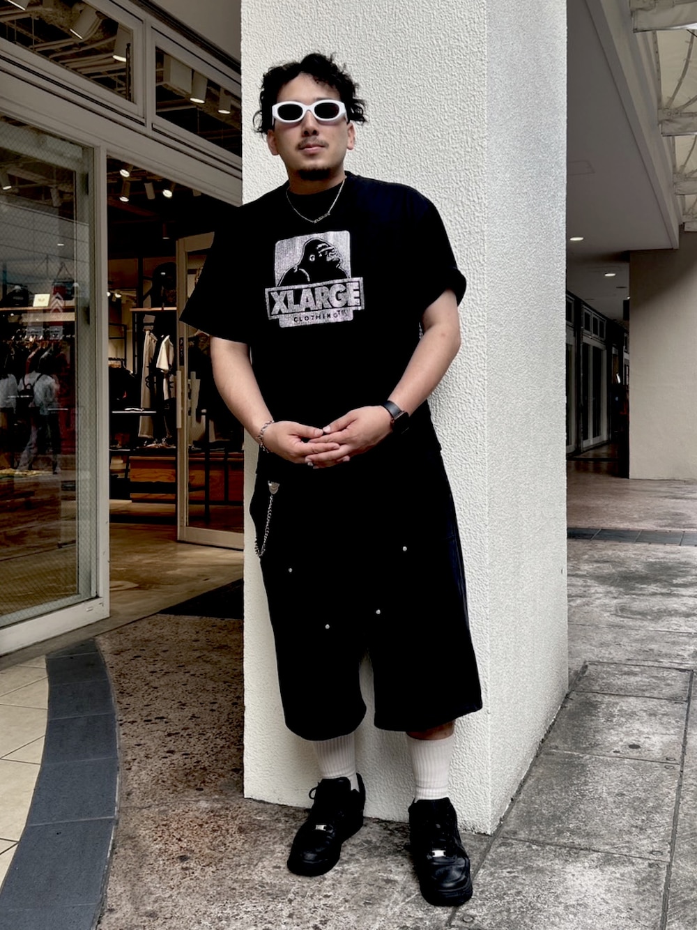 ブラック系のTシャツ/カットソー、ブラック系のスウェットパンツ、ホワイト系のサングラスを着用したメンズの夏コーディネートの1枚目の写真