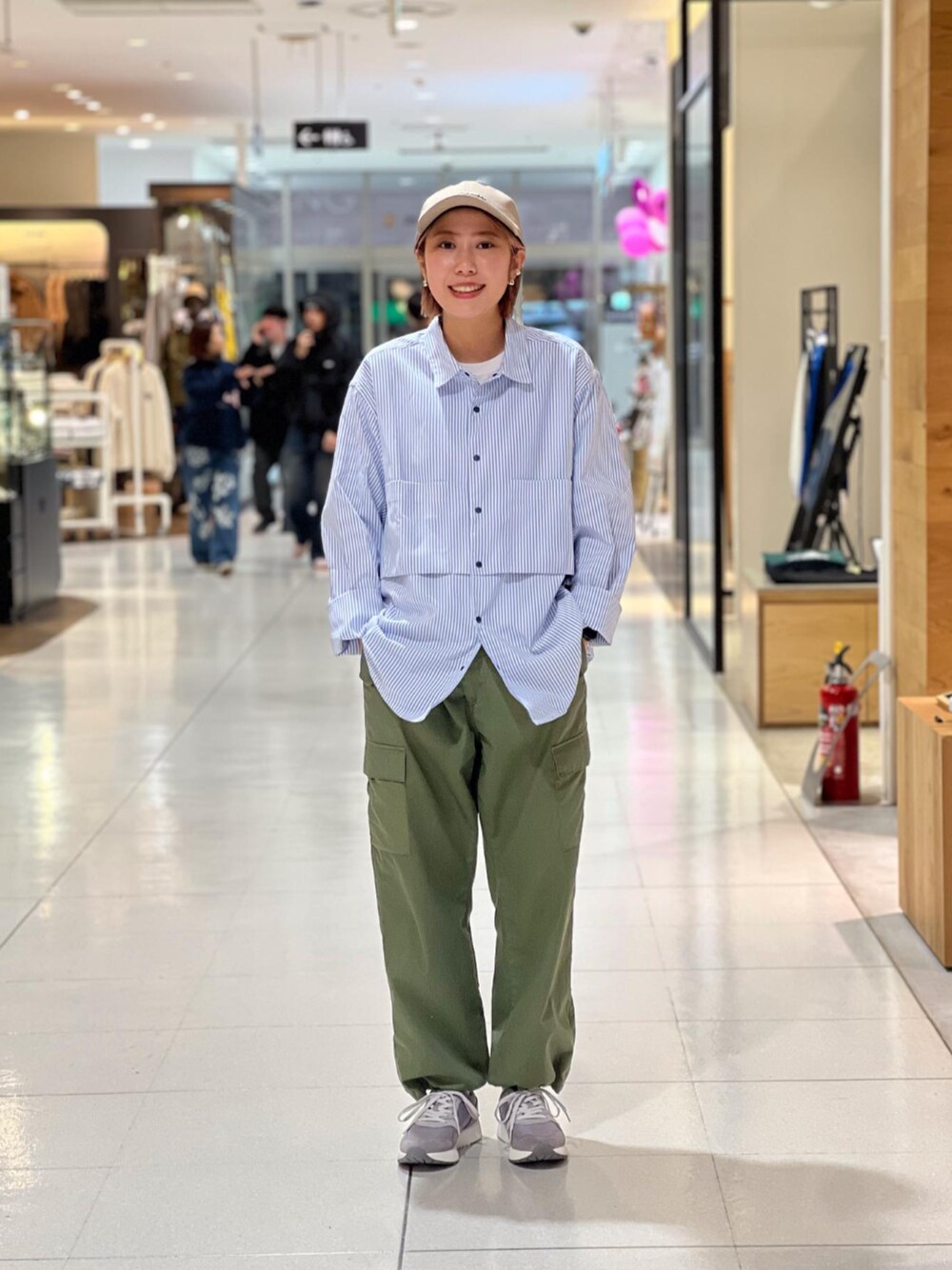 ホワイト系のシャツ/ブラウス、グレー系のスニーカーを着用したレディースの春コーディネートの1枚目の写真