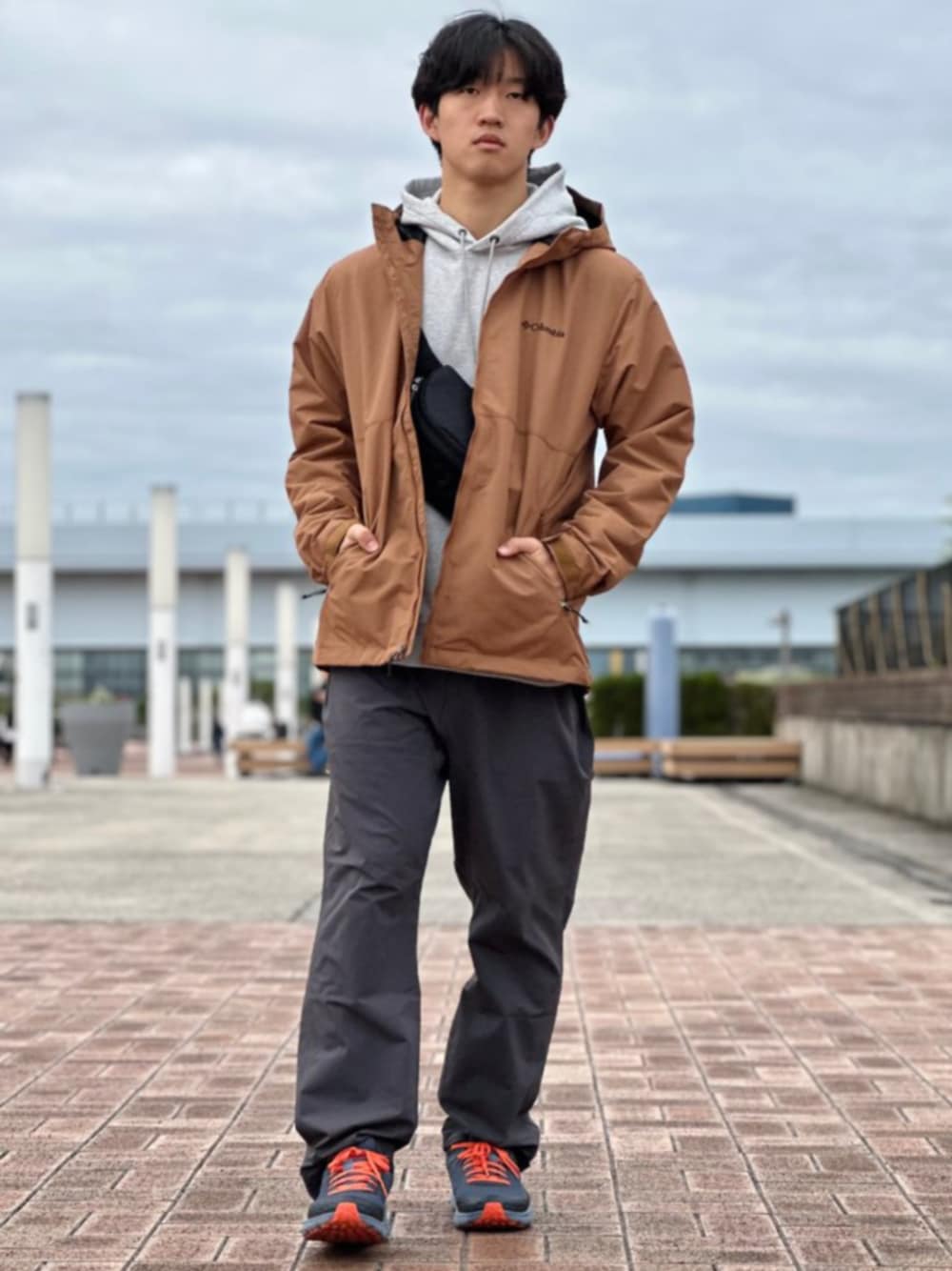 Columbiaのナイロンジャケット（ブラウン系）を使った人気ファッション