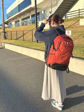 「アイテム（バックパック/リュック、オレンジ系）」を使った、コロンビア公式さん（レディース・154cm）の秋コーディネート