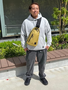 「アイテム（ボディバッグ/ウエストポーチ、イエロー系）」を使った、コロンビア公式さん（メンズ・165cm）の秋コーディネート