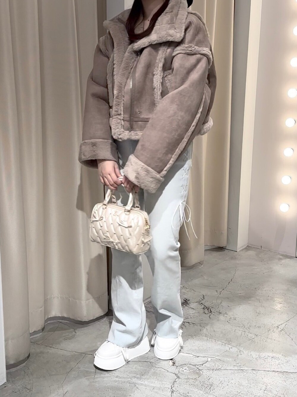 「one after another NICE CLAUP、ワンアフターアナザーナイスクラップ、ナイスクラップ、標準身長、骨格ストレート、デニム、スニーカー、バッグ、アウター、日常に魔法を、秋冬コーデ、秋のコーデ、ブラウン、お出かけコーデ、休日スタイル」｜「one after another NICE CLAUPのフェイクムートンジャケット（ムートンコート、ブラウン系）」を使った、Moeさん（レディース・156cm）の秋コーディネートの1枚目の写真