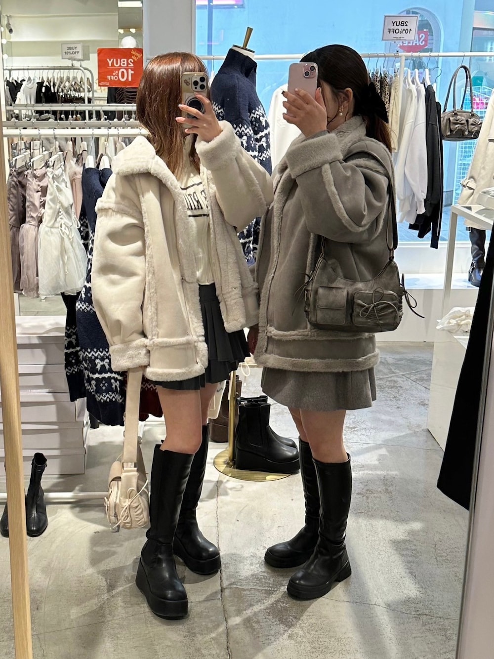 「アウター、アウター×グレーパーカー、あうたー、アウター　、冬、冬コーデ、冬アウター、冬のコーデ、冬アウター着回しチャレンジ、冬服、冬を彩る色いろコーデ、冬ファッション、冬服コーデ、休日、休日スタイル」｜「one after another NICE CLAUPのフェイクムートンロングジャケット（ムートンコート、ホワイト系）」を使った、Moeさん（レディース・156cm）の冬コーディネートの1枚目の写真