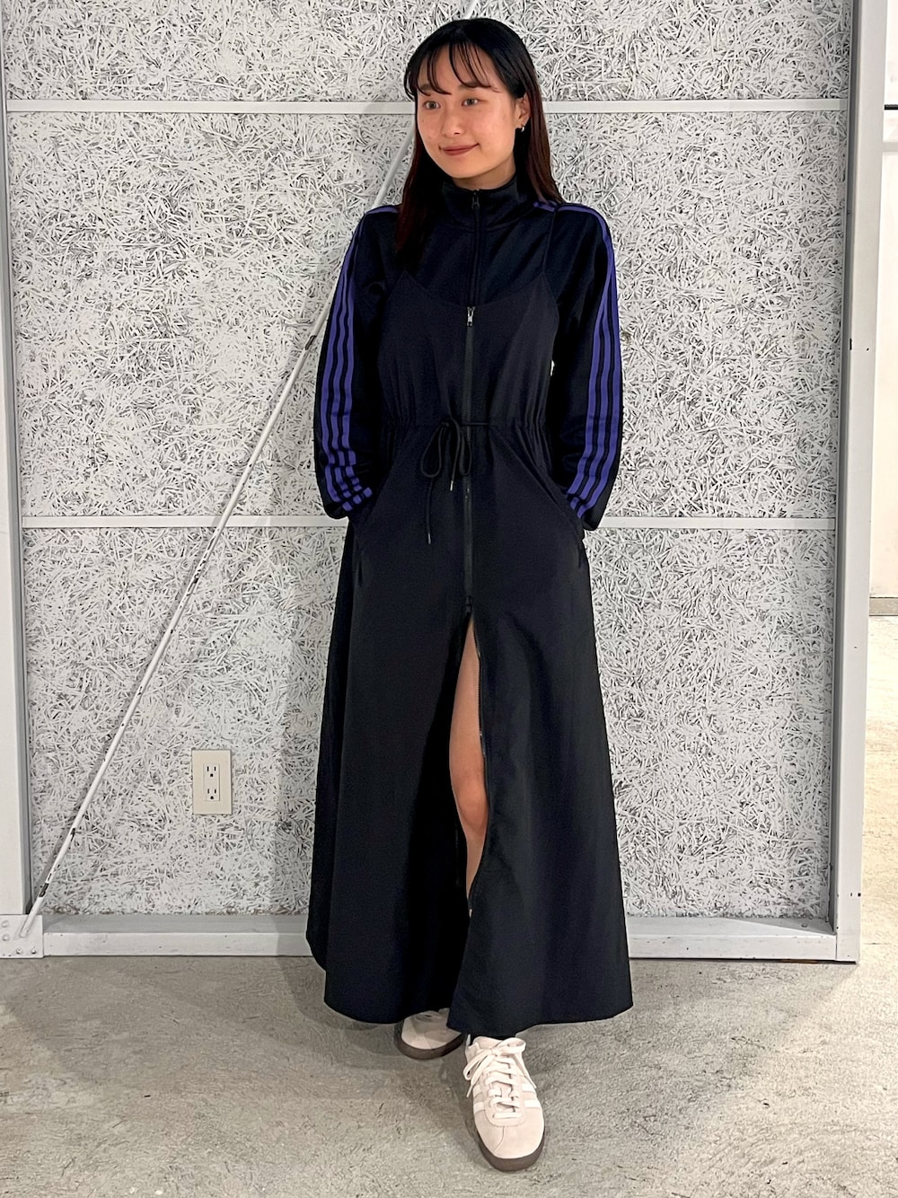「スニーカー、adidas、ジャージ、アディダス、adidas originals、トラックジャケット、アディダスオリジナルス、ベルン、ベッケンバウアー」｜「adidasのベッケンバウアートラックジャケット（ジェンダーニュートラル） / トラックトップ ジャージ / アディダスオリジナルス adidas Originals（ジャージ、ブラック系）」を使った、HHさん（レディース・163cm）の秋コーディネートの1枚目の写真