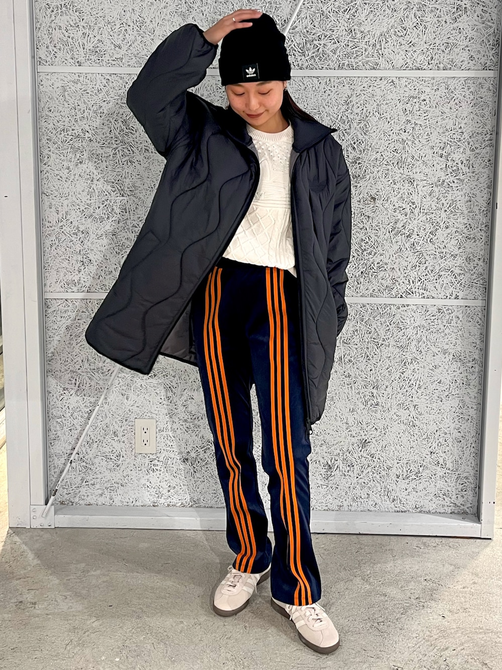 「スニーカー、adidas、アディダス、ベロア、ビーニー、トラックパンツ、adidas originals、アディダスオリジナルス、ベルン、キルトジャケット」｜「adidasのキルテッドジャケット / アディダスオリジナルス adidas Originals（ダウンジャケット/コート、ブラック系）」を使った、HHさん（レディース・163cm）の秋コーディネートの1枚目の写真