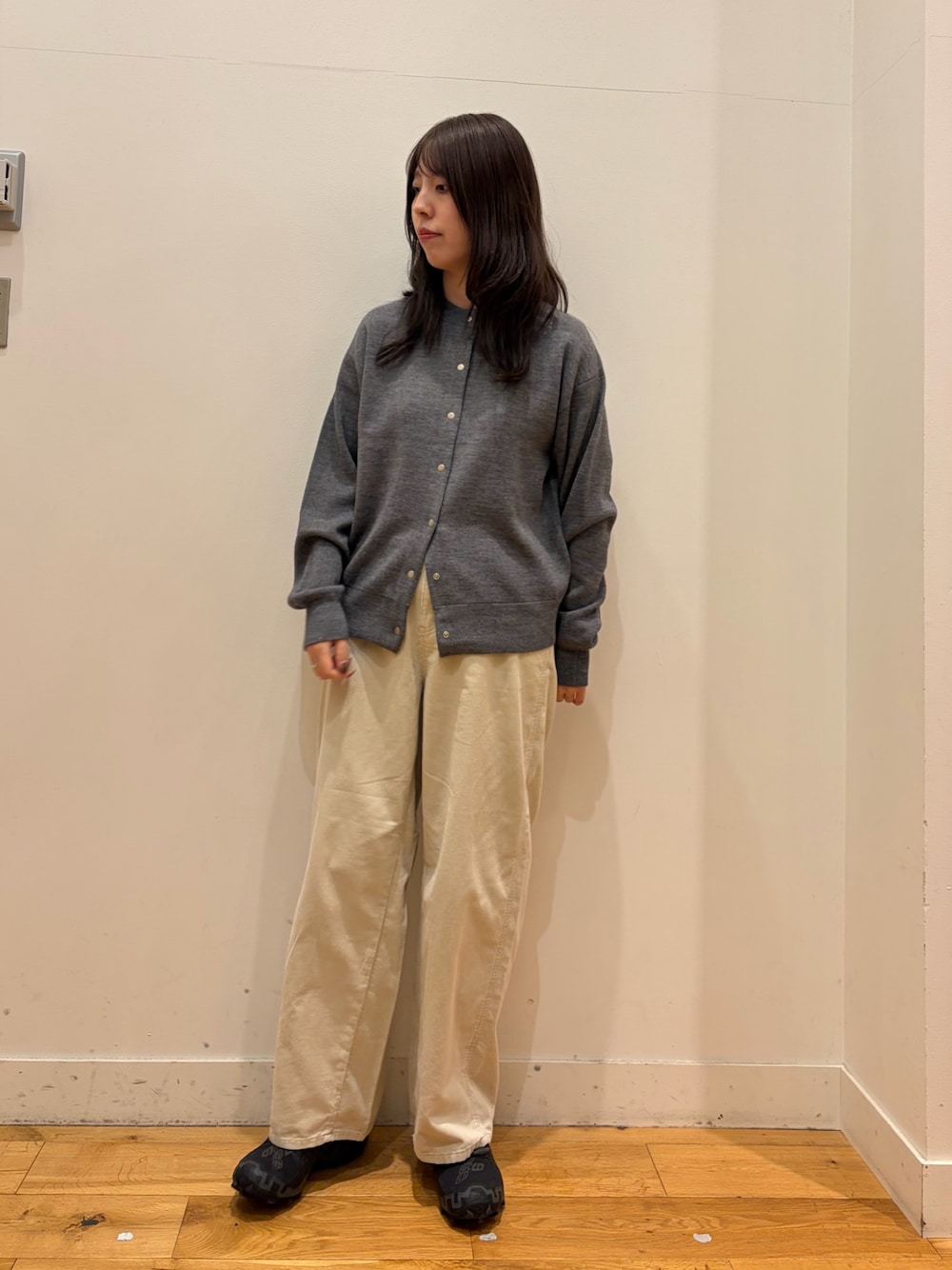グレー系のカーディガン/ボレロ、ホワイト系のその他パンツを着用したレディースの秋コーディネートの1枚目の写真