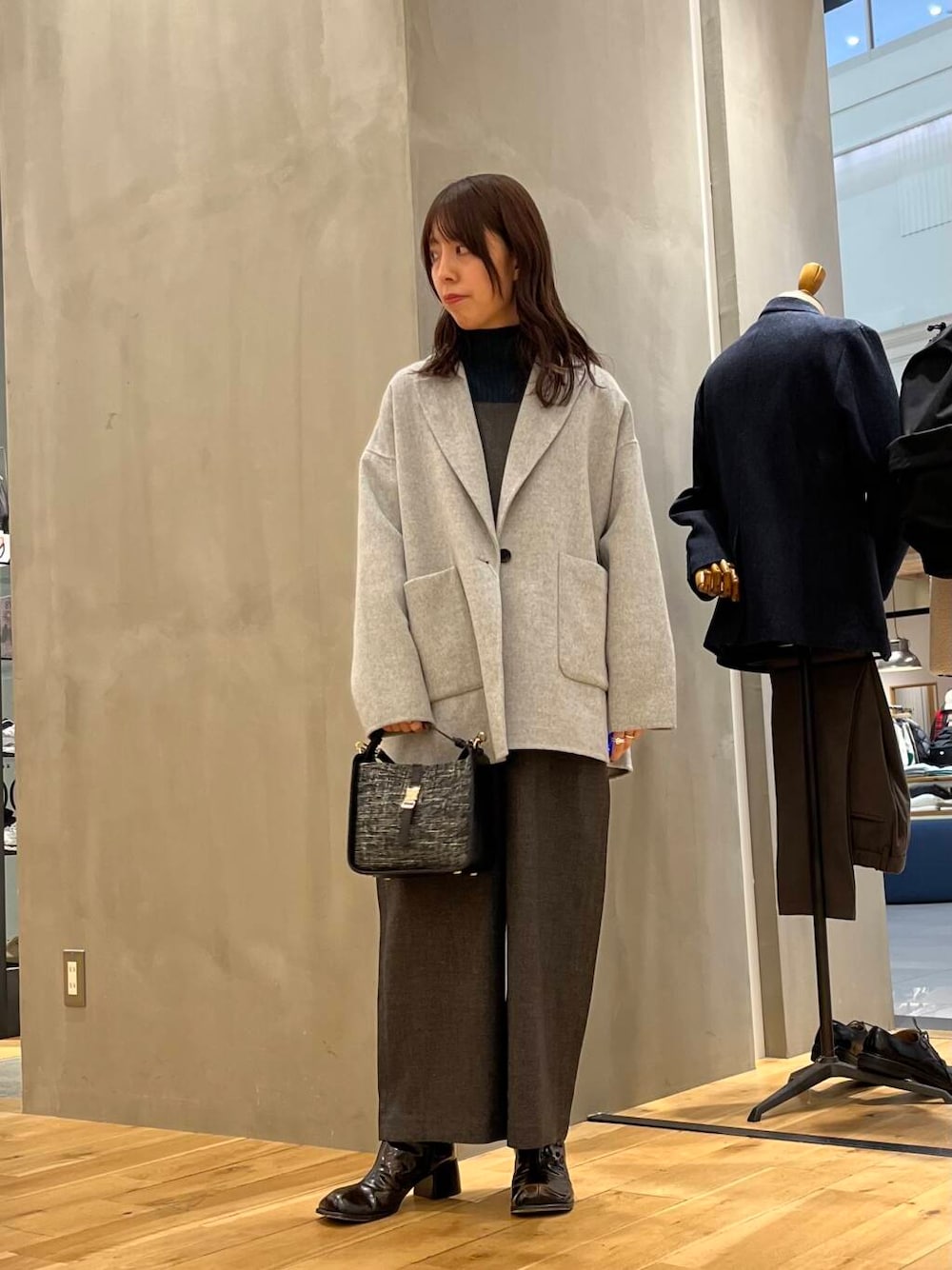 グレー系のその他アウター、ブラック系のショルダーバッグ、グレー系のサロペット/オーバーオールを着用したレディースの秋コーディネートの1枚目の写真