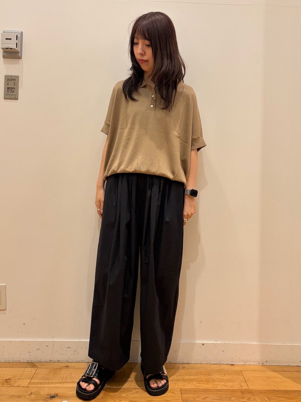 ブラック系のその他パンツ、ベージュ系のニット/セーターを着用したレディースの夏コーディネートの1枚目の写真