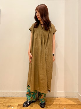 「URBAN RESEARCH DOORS（アーバンリサーチドアーズ）のリネンレーヨンスキッパーフレンチワンピース（ワンピース、ベージュ系）」を使った、Rikoさん（レディース・162cm）の夏コーディネート