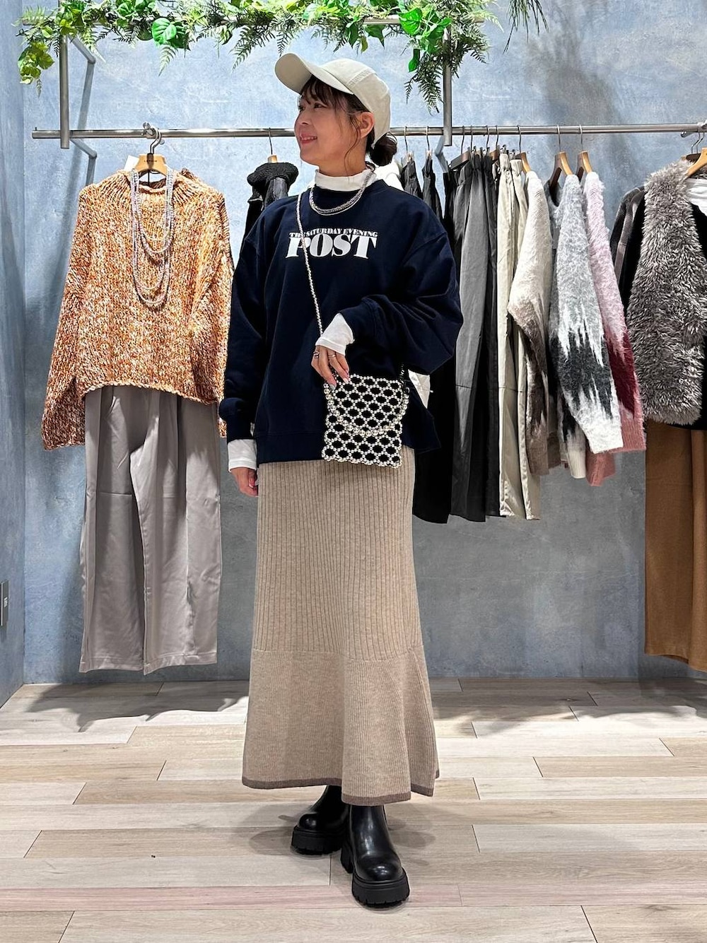 ホワイト系のTシャツ/カットソー、シルバー系のショルダーバッグ、ブラック系のブーツを着用したレディースの秋コーディネートの1枚目の写真