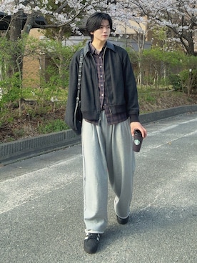 「SINSS（シンス）のTwo tuck sweatpants / 2タックスウェットパンツ（スウェットパンツ、グレー系）」を使った、そらさん（メンズ・181cm）の春コーディネート