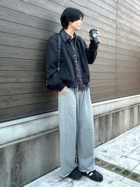 「SINSS（シンス）のTwo tuck sweatpants / 2タックスウェットパンツ（スウェットパンツ、グレー系）」を使った、そらさん（メンズ・181cm）の春コーディネート