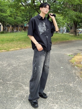 「SINSS（シンス）のBaggy silhouette curve denim / バギーシルエットカーブデニム（デニムパンツ、ブラック系）」を使った、そらさん（メンズ・181cm）の春コーディネート