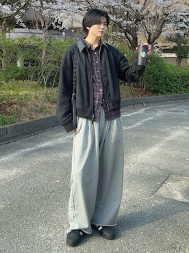 「SINSS（シンス）のTwo tuck sweatpants / 2タックスウェットパンツ（スウェットパンツ、グレー系）」を使った、そらさん（メンズ・181cm）の春コーディネート