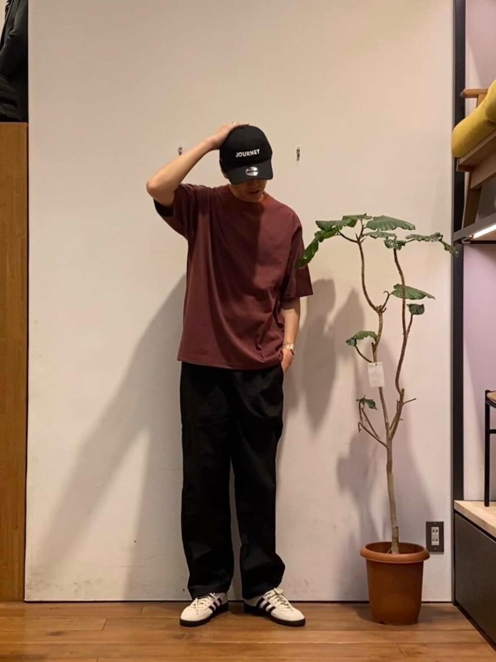 「newarrival、旅行コーデ、きれいめtシャツ、帰省コーデ、私のイチ推しブランド、夏カラーコーデ、暮らしを楽しむ、休日リラックススタイル、一枚で決まるtシャツ、私が選ぶセールアイテム25ss」｜「EKALのNew Era　9TWENTY JOURNEY CAP（キャップ、ブラック系）」を使った、かわむらさん（メンズ・183cm）の夏コーディネートの1枚目の写真