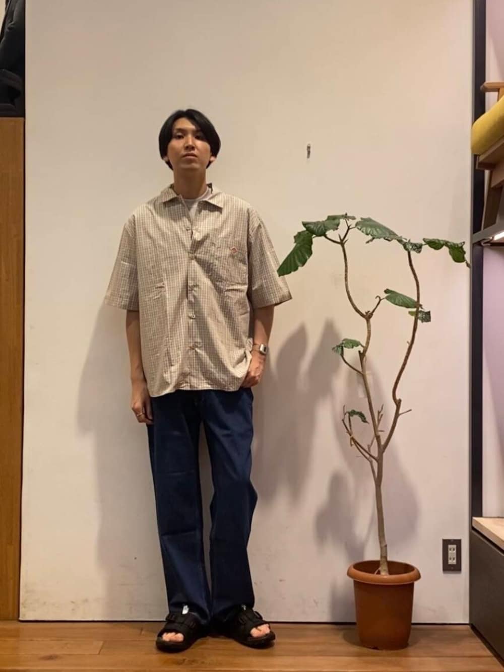 「シャツスタイル、サンダルコーデ、旅行コーデ、きれいめtシャツ、帰省コーデ、私のイチ推しブランド、夏カラーコーデ、暮らしを楽しむ、休日リラックススタイル、一枚で決まるtシャツ、私が選ぶセールアイテム25ss」｜「FORK&SPOONのFORK&SPOON　綿麻デニム5ポケットパンツ（デニムパンツ、ブルー系）」を使った、かわむらさん（メンズ・183cm）の夏コーディネートの1枚目の写真
