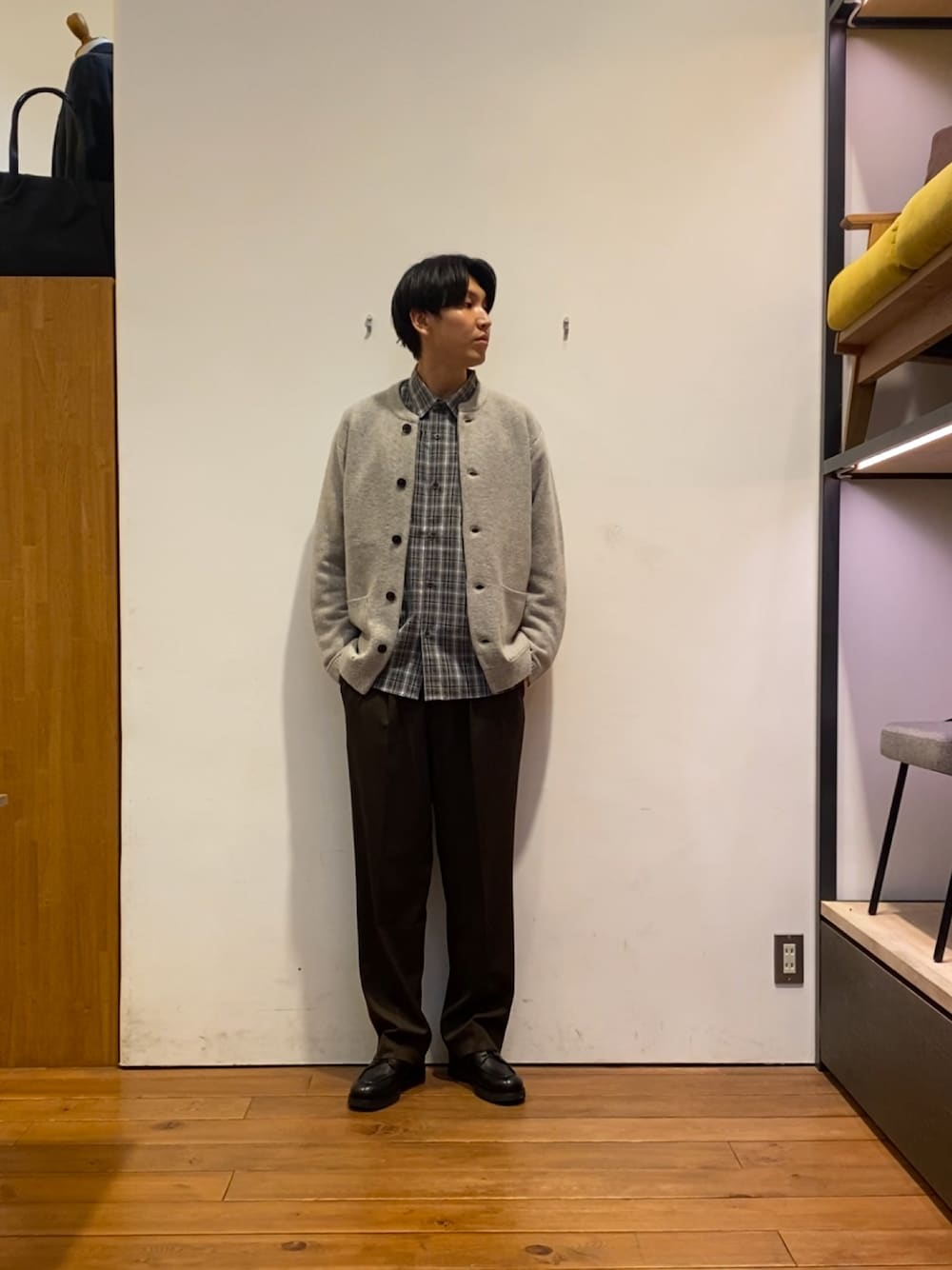 その他のシャツ/ブラウス、グレー系のカーディガン/ボレロ、ブラウン系のその他パンツを着用したメンズの秋コーディネートの1枚目の写真