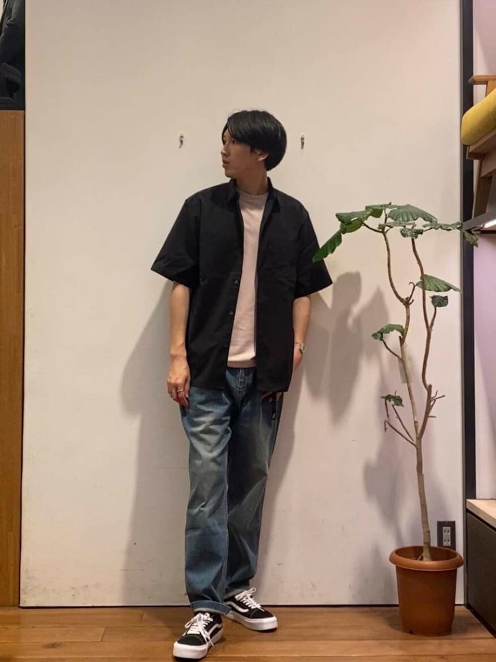 「シャツスタイル、旅行コーデ、きれいめtシャツ、帰省コーデ、私のイチ推しブランド、夏カラーコーデ、暮らしを楽しむ、休日リラックススタイル、リネン着こなし術、一枚で決まるtシャツ、私が選ぶセールアイテム25ss」｜「Gramicciの『別注』GRAMICCI　Mountain Tuck Pants（デニムパンツ、ブルー系）」を使った、かわむらさん（メンズ・183cm）の夏コーディネートの1枚目の写真