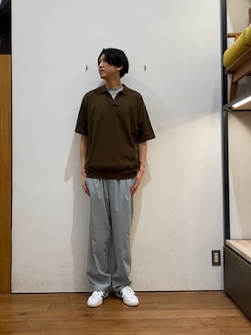 「URBAN RESEARCH DOORS（アーバンリサーチドアーズ）の『UR TECH』サマシェア スキッパーニット（ニット/セーター、ブラウン系）」を使った、かわむらさん（メンズ・183cm）の春コーディネート