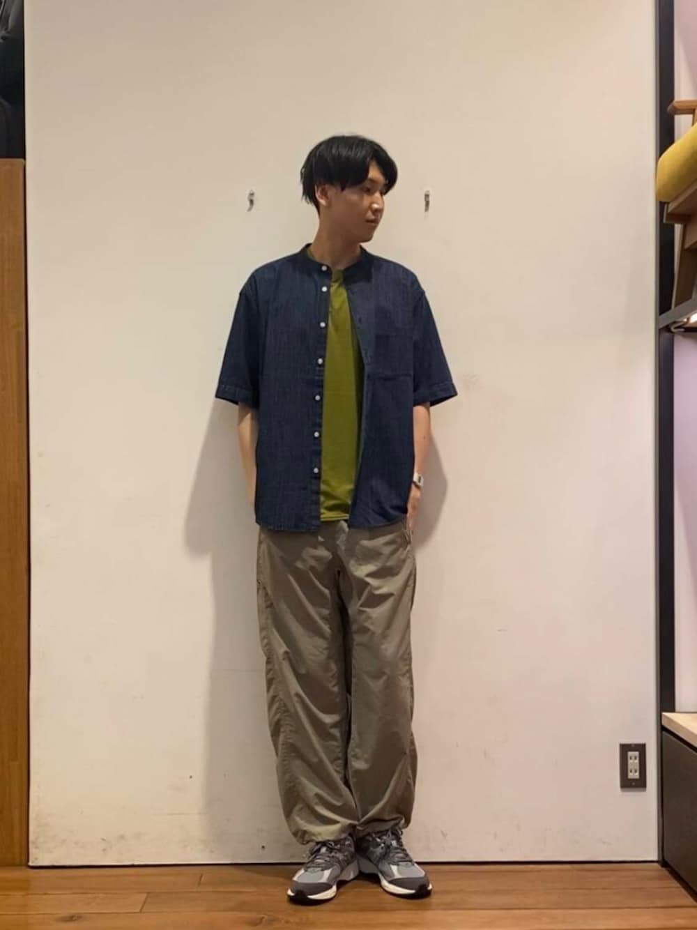「リネン、newarrival、休日スタイル、旅行コーデ、私のイチ推しブランド、外遊びコーデ、暮らしを楽しむ、トレンドシャツ」｜「NEW BALANCEのNEW BALANCE　U2002RCB（スニーカー、グレー系）」を使った、かわむらさん（メンズ・183cm）の春コーディネートの1枚目の写真