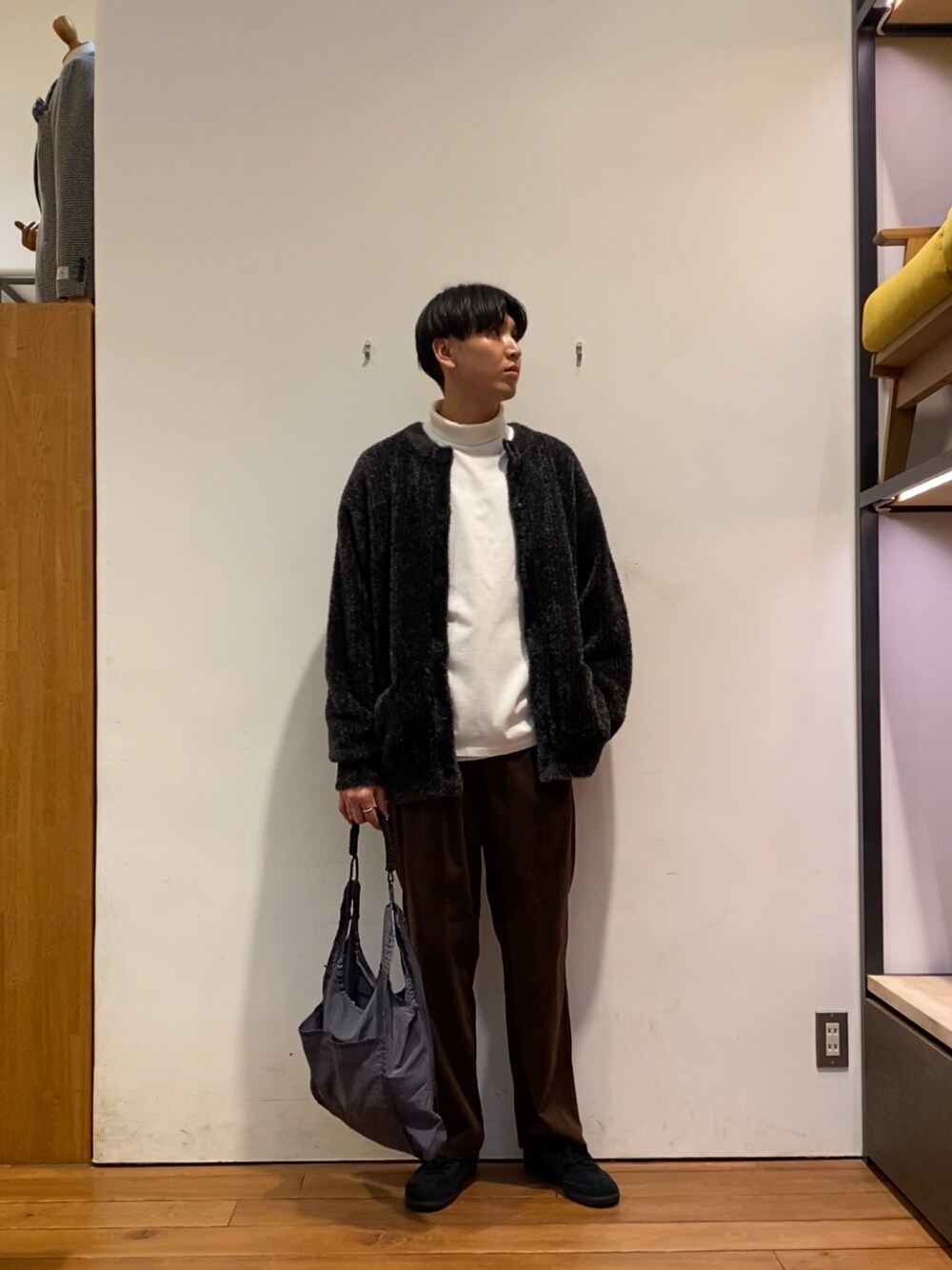 グレー系のカーディガン/ボレロ、ホワイト系のTシャツ/カットソー、ブラウン系のその他パンツを着用したメンズの秋コーディネートの1枚目の写真