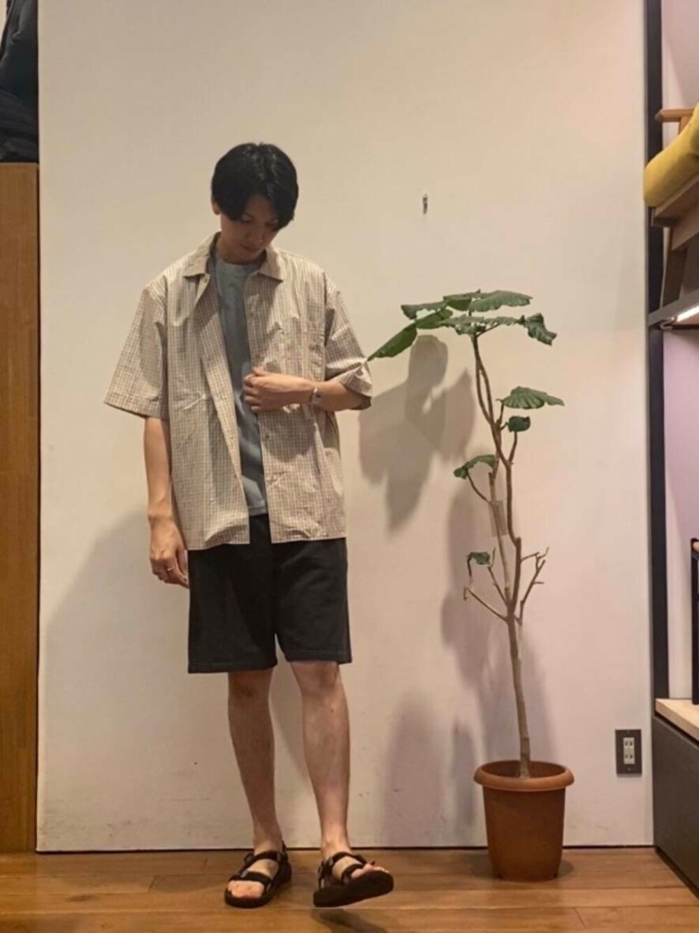ブルー系のTシャツ/カットソー、ブラック系のその他パンツを着用したメンズの夏コーディネートの1枚目の写真