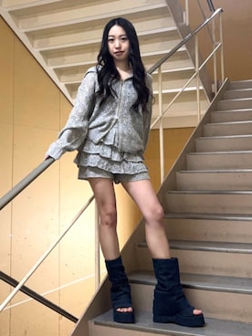 「EMODA（エモダ）のシアーニットフーディ（ニット/セーター、グレー系）」を使った、西村涼楓さん（レディース・151cm）の春コーディネート