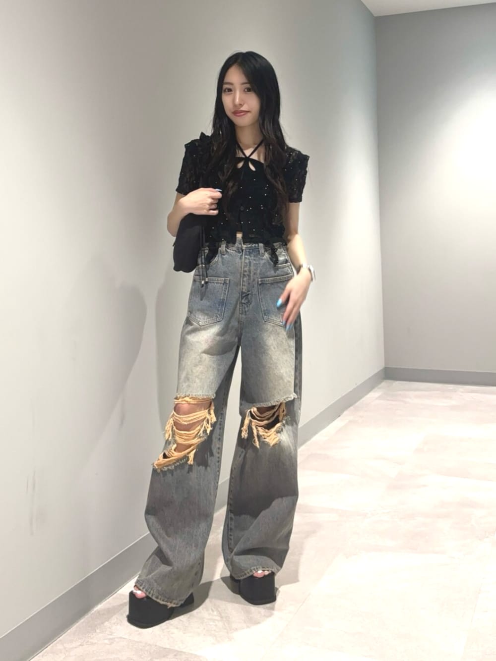 ブラック系のサンダル、ブルー系のデニムパンツ、ブラック系のTシャツ/カットソーを着用したレディースの夏コーディネートの1枚目の写真