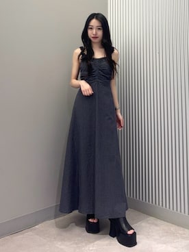 「EMODA（エモダ）のバックオープンリボンマキシワンピース（ワンピース、ブルー系）」を使った、西村涼楓さん（レディース・151cm）の夏コーディネート
