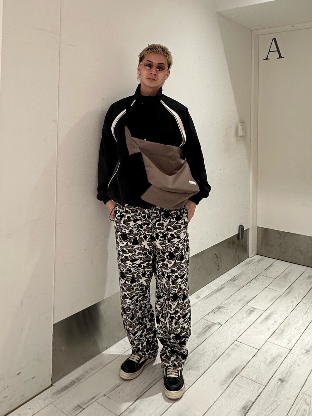 「KEBOZ」｜「KEBOZのROUND SHOULDER BAG 2（ショルダーバッグ、ブラウン系）」を使った、みきとさん（骨格ナチュラル・メンズ・177cm）の冬コーディネートの1枚目の写真